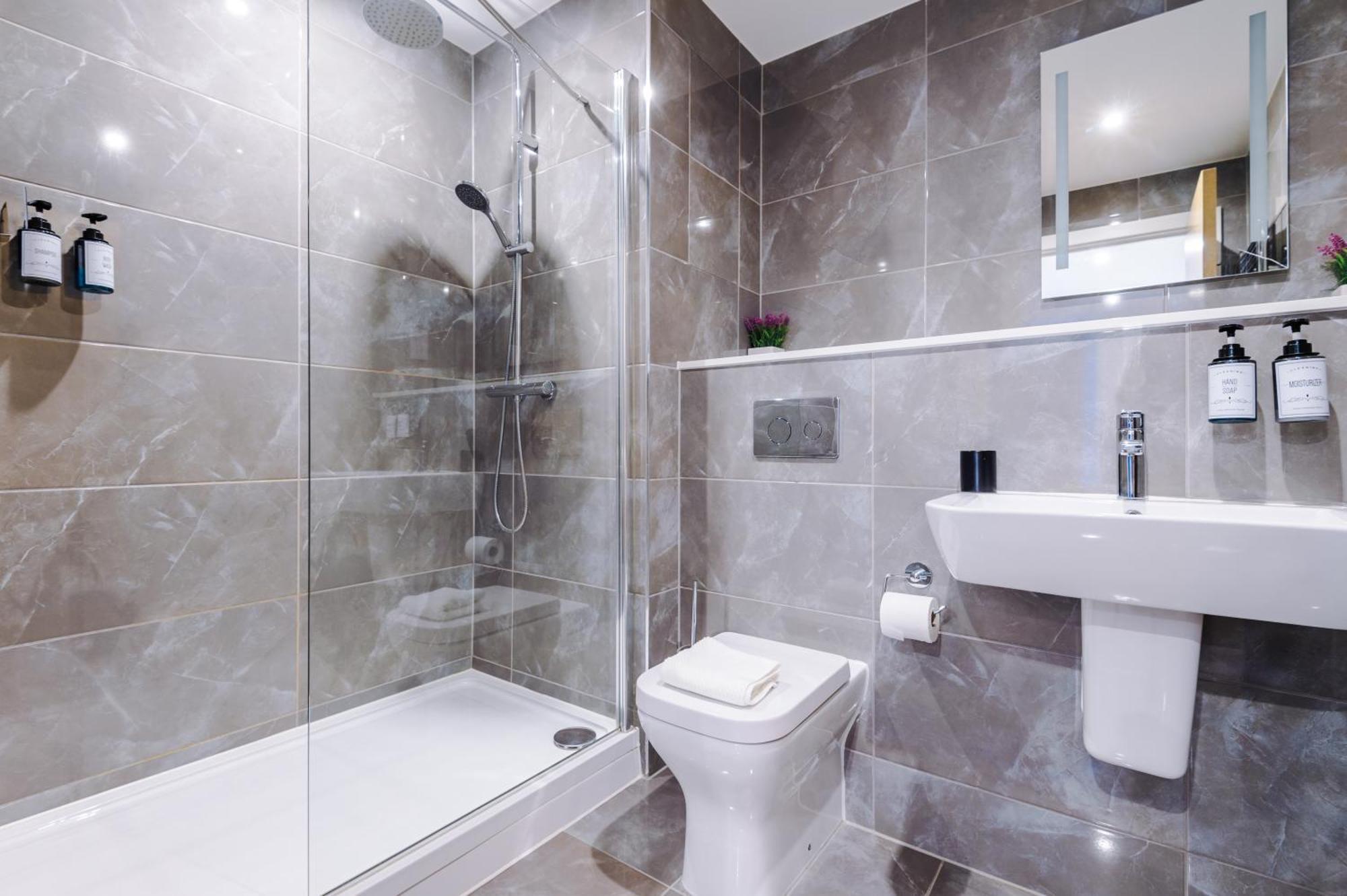 The Sterling - Free Parking, Fast Wifi, Modern, Close To Broad Street, Center